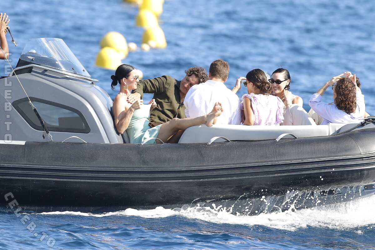 Katy Perry hands