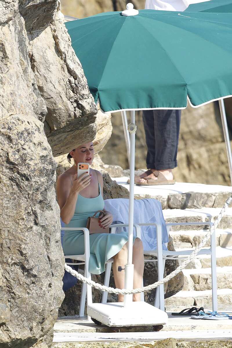 Katy Perry hands