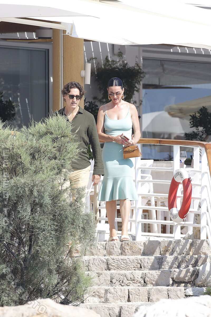 Katy Perry hands