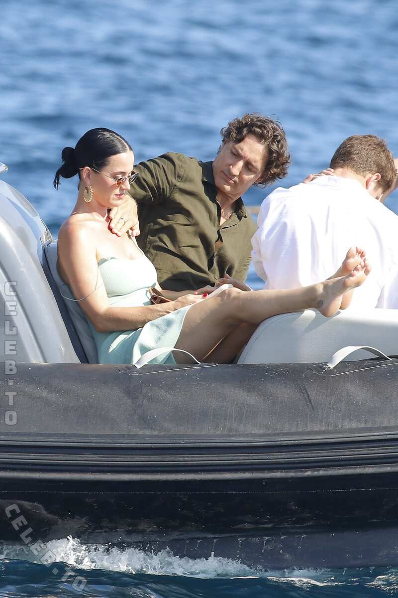 Katy Perry hands