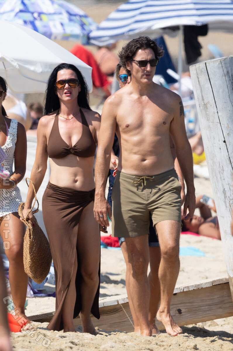 Katy Perry hands