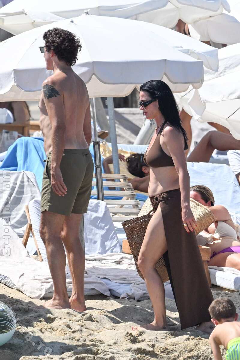 Katy Perry hands
