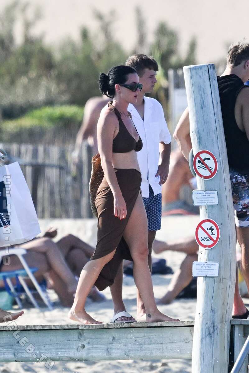 Katy Perry Sexy & Topless Collection – Part 7 (150 Photos)