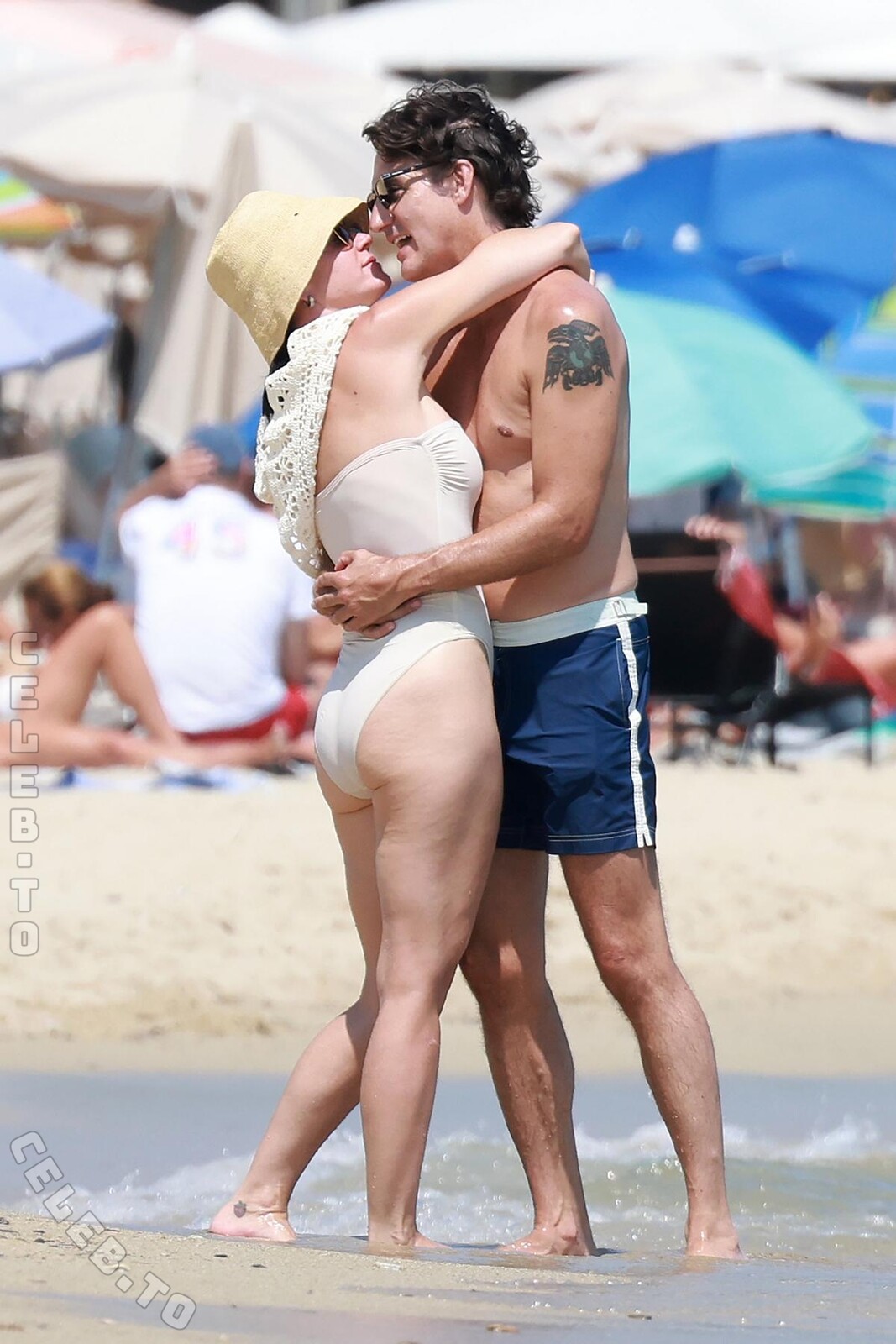 Katy Perry Nude Nip Slip Outtakes And MILF Ass Bikini Pics