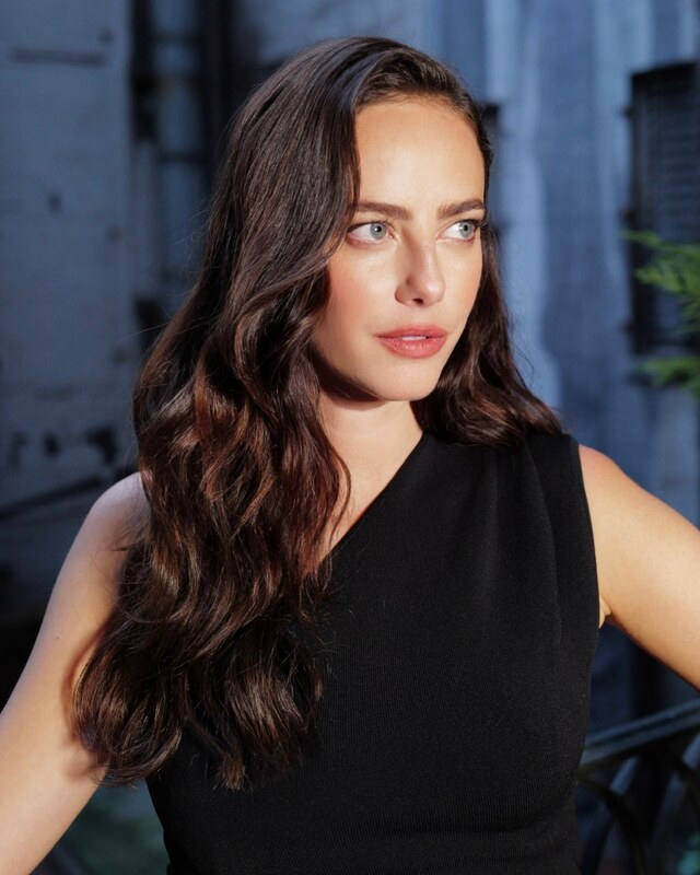 Kaya Scodelario hands