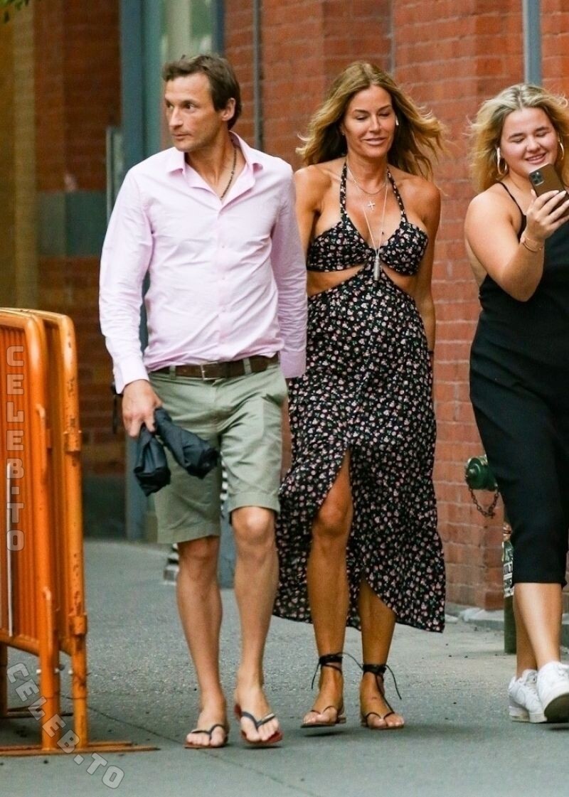 KELLY BENSIMON hands