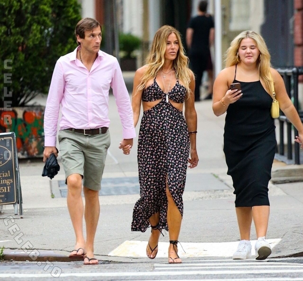 KELLY BENSIMON hands