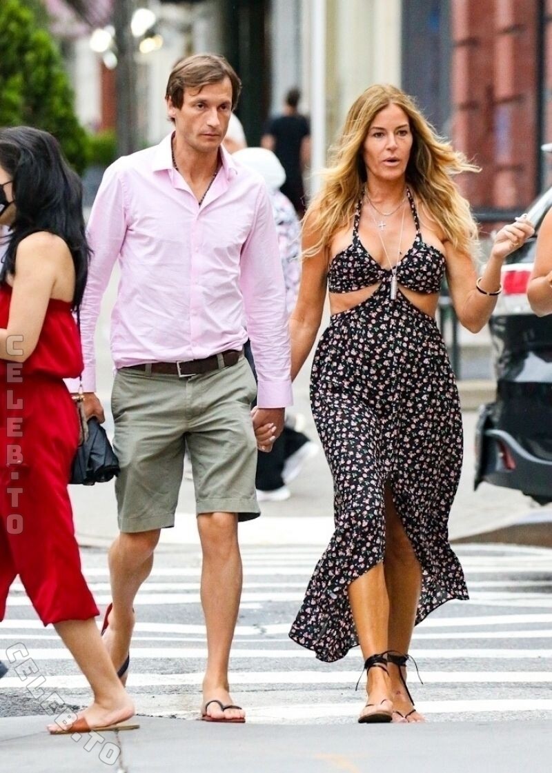 KELLY BENSIMON hands