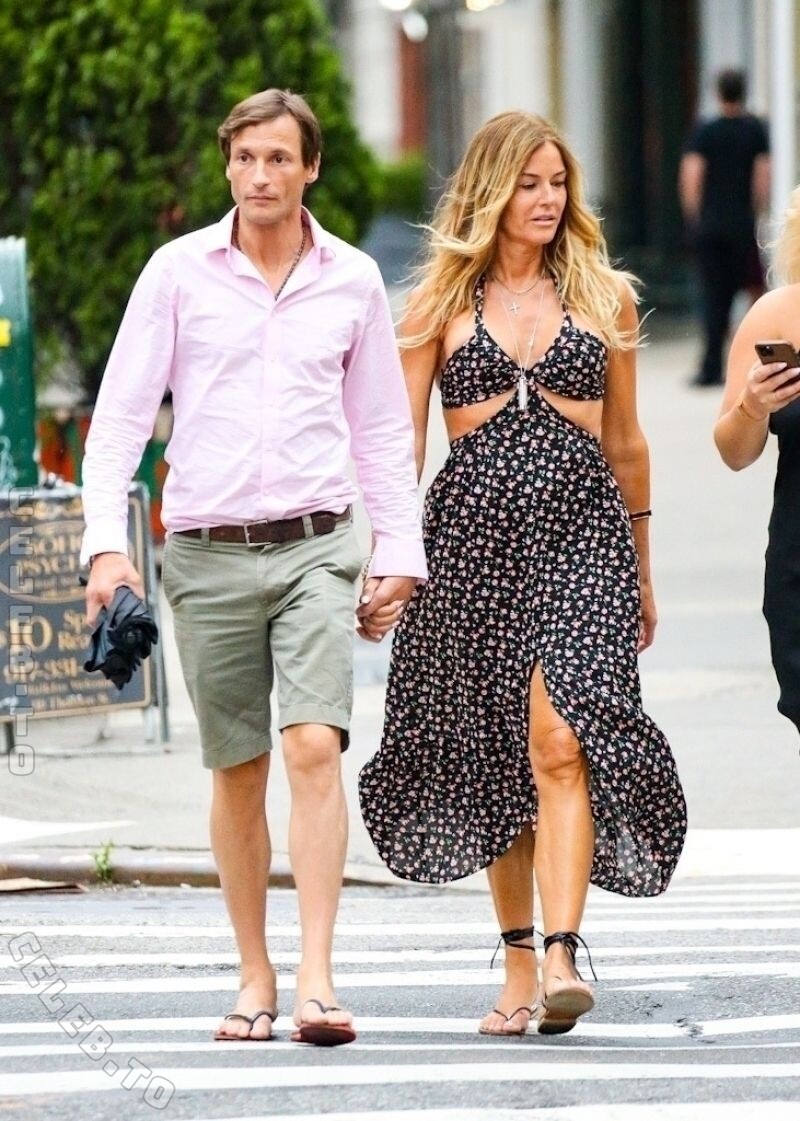 KELLY BENSIMON hands