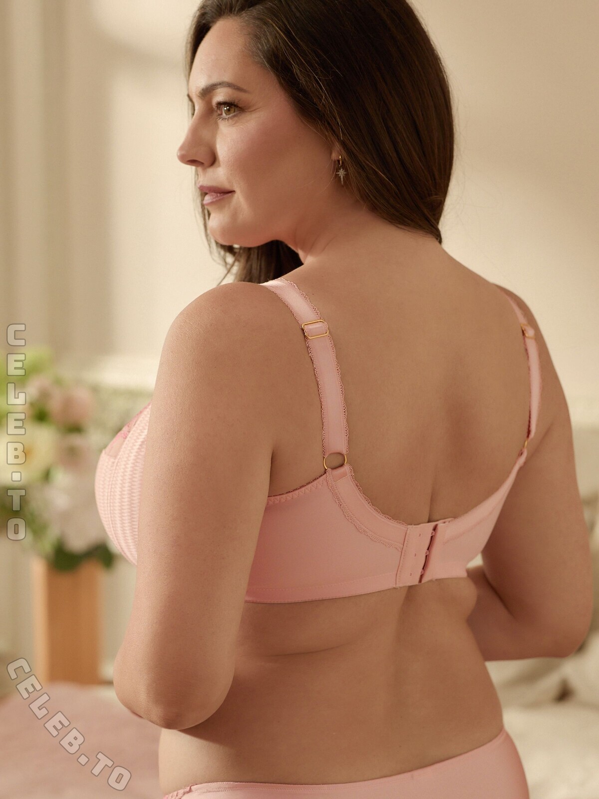 Kelly Brook hands