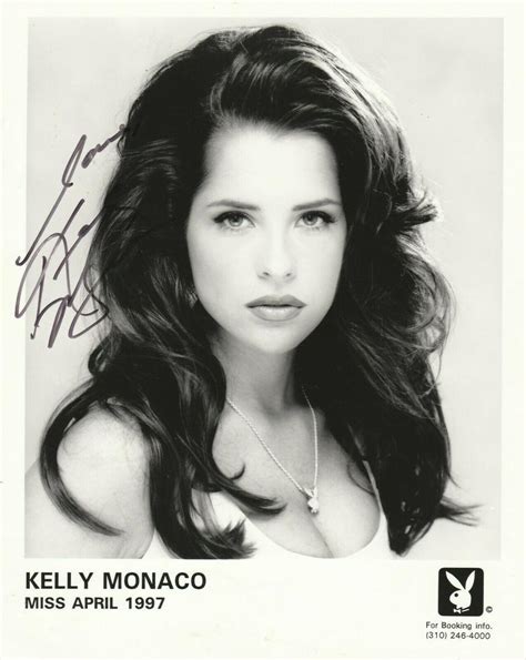 Kelly Monaco hands