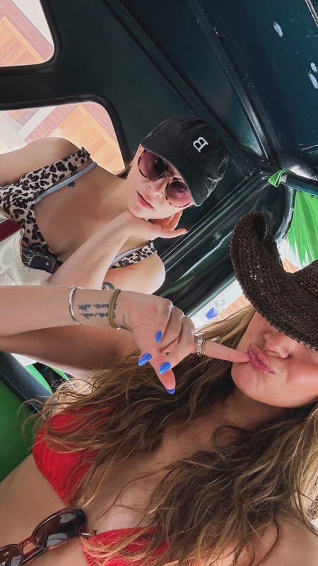 Kelsea Ballerini legs