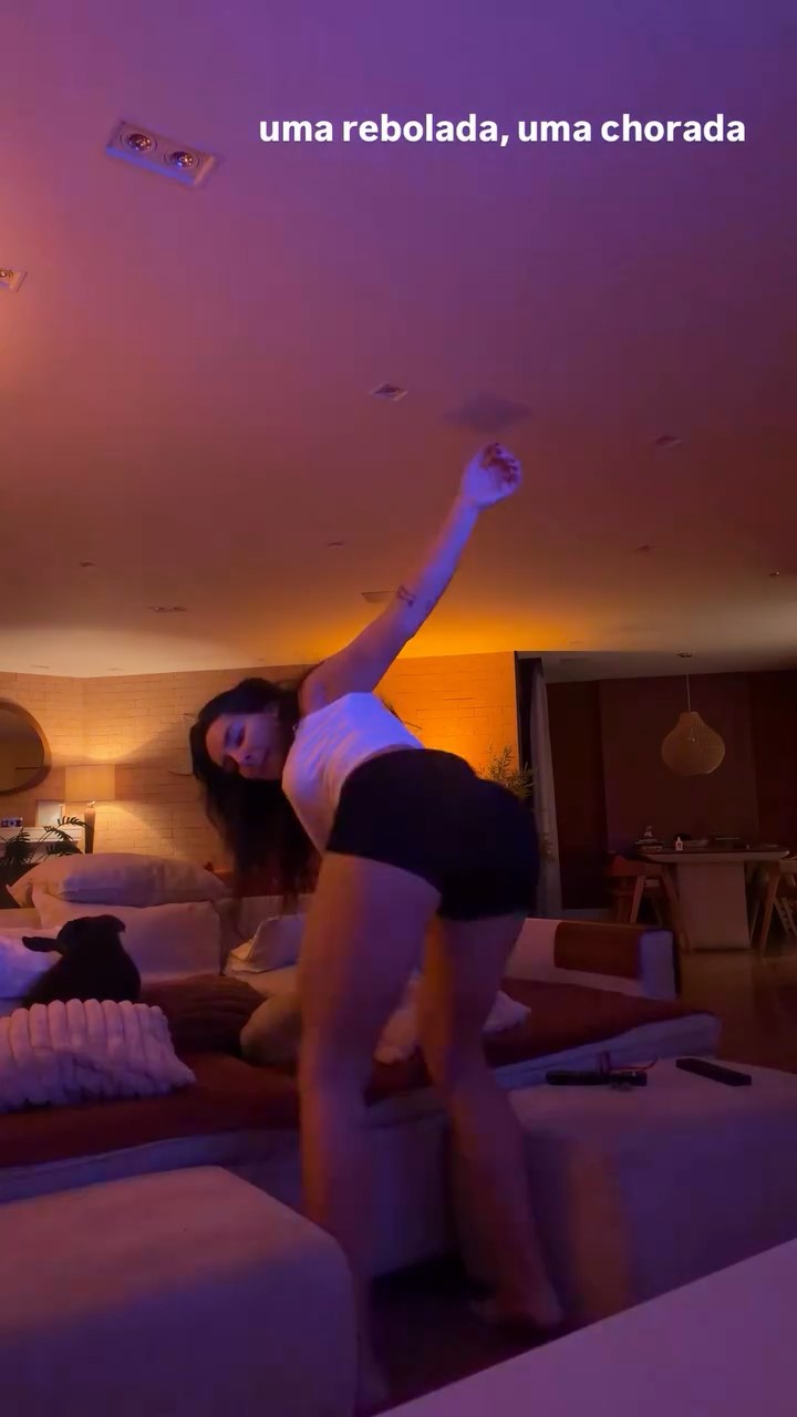Kéfera Buchmann hands