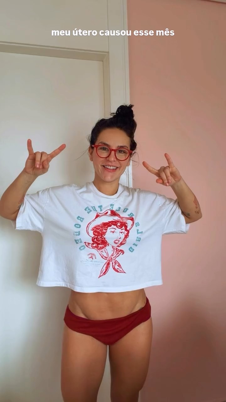 Kéfera Buchmann hands