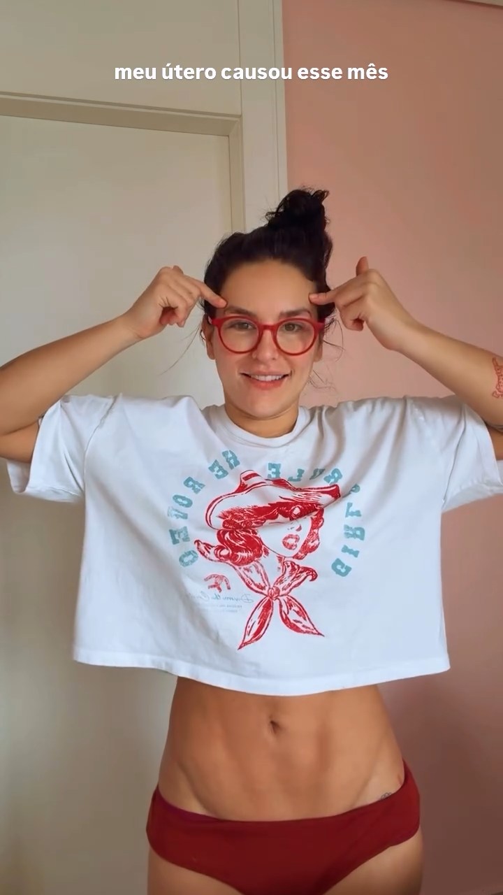 Kéfera Buchmann hands