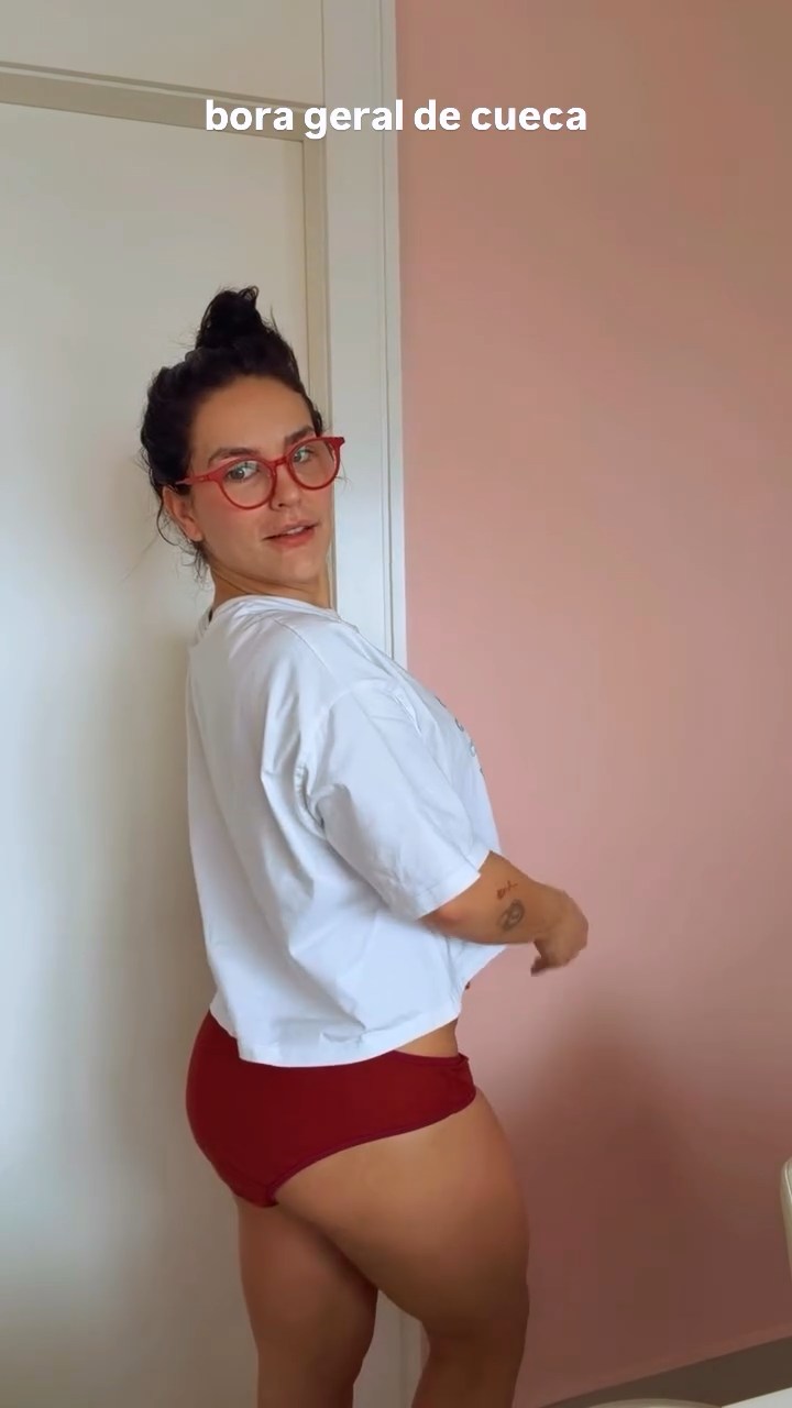Kéfera Buchmann hands