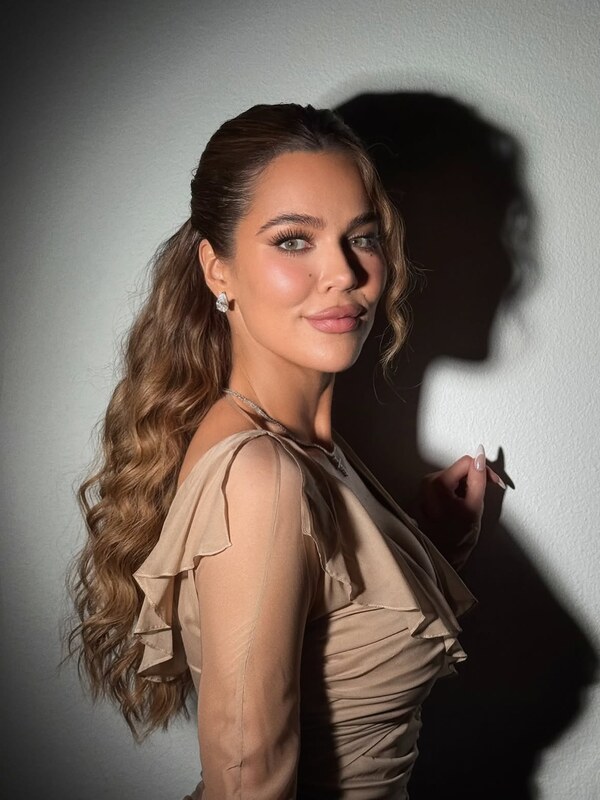 Khloe Kardashian hands