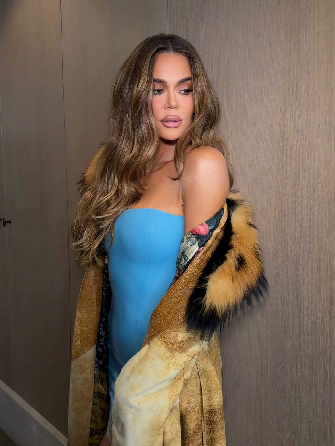 Khloe Kardashian hands
