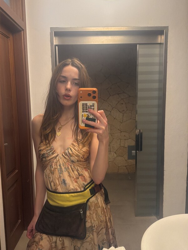 Kiernan Shipka Nude & Sexy Pics - Plus Naked Scene