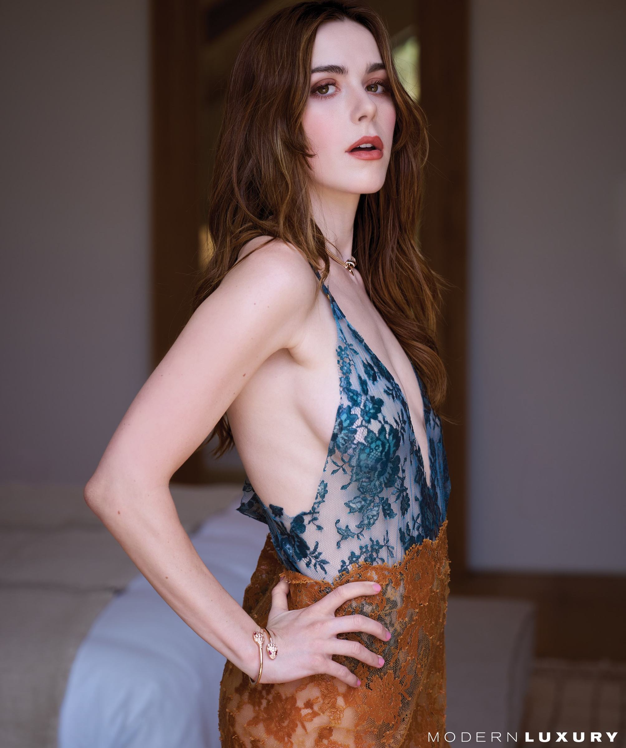 Kiernan Shipka Nude & Sexy Pics - Plus Naked Scene