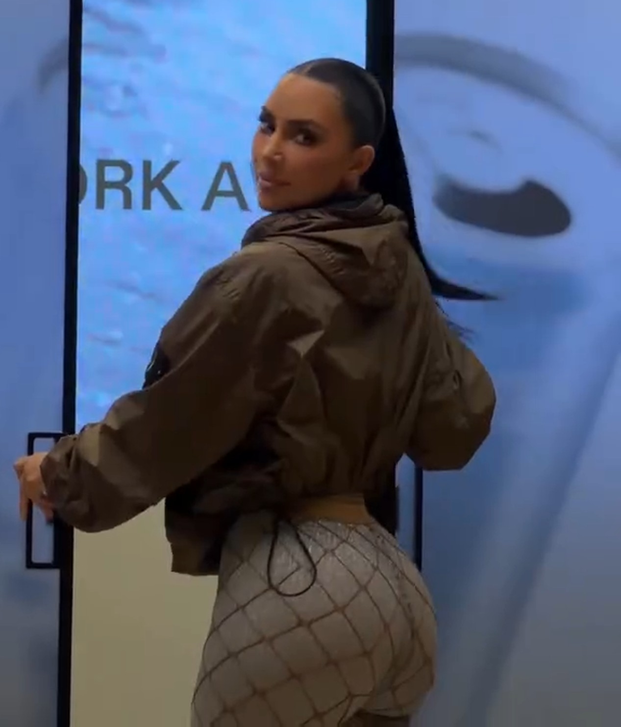 Kim Kardashian Sexy (23 Pics + Video)