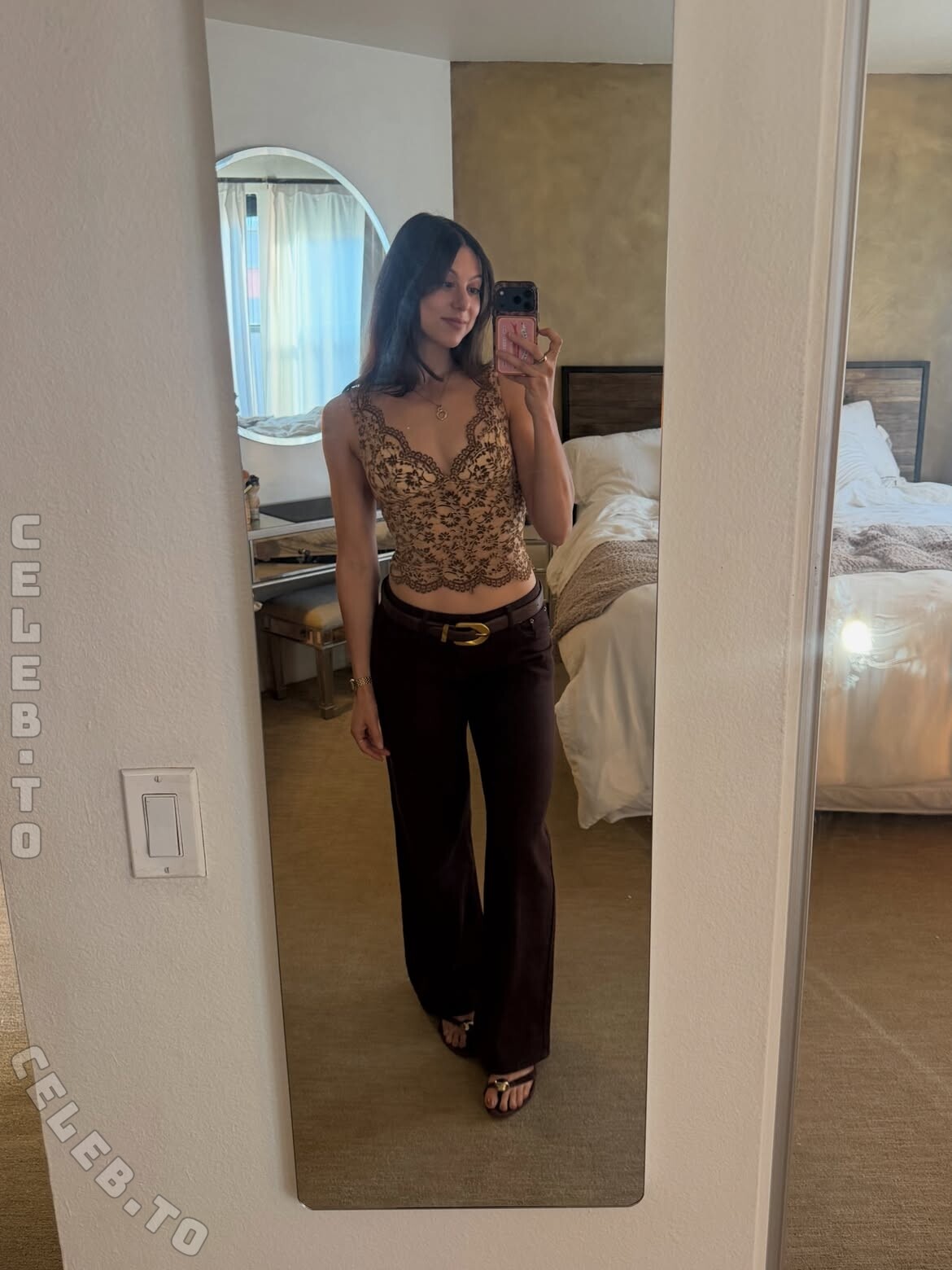 Kira Kosarin hands