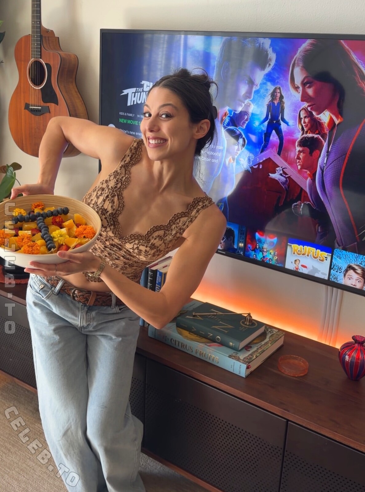 Kira Kosarin hands