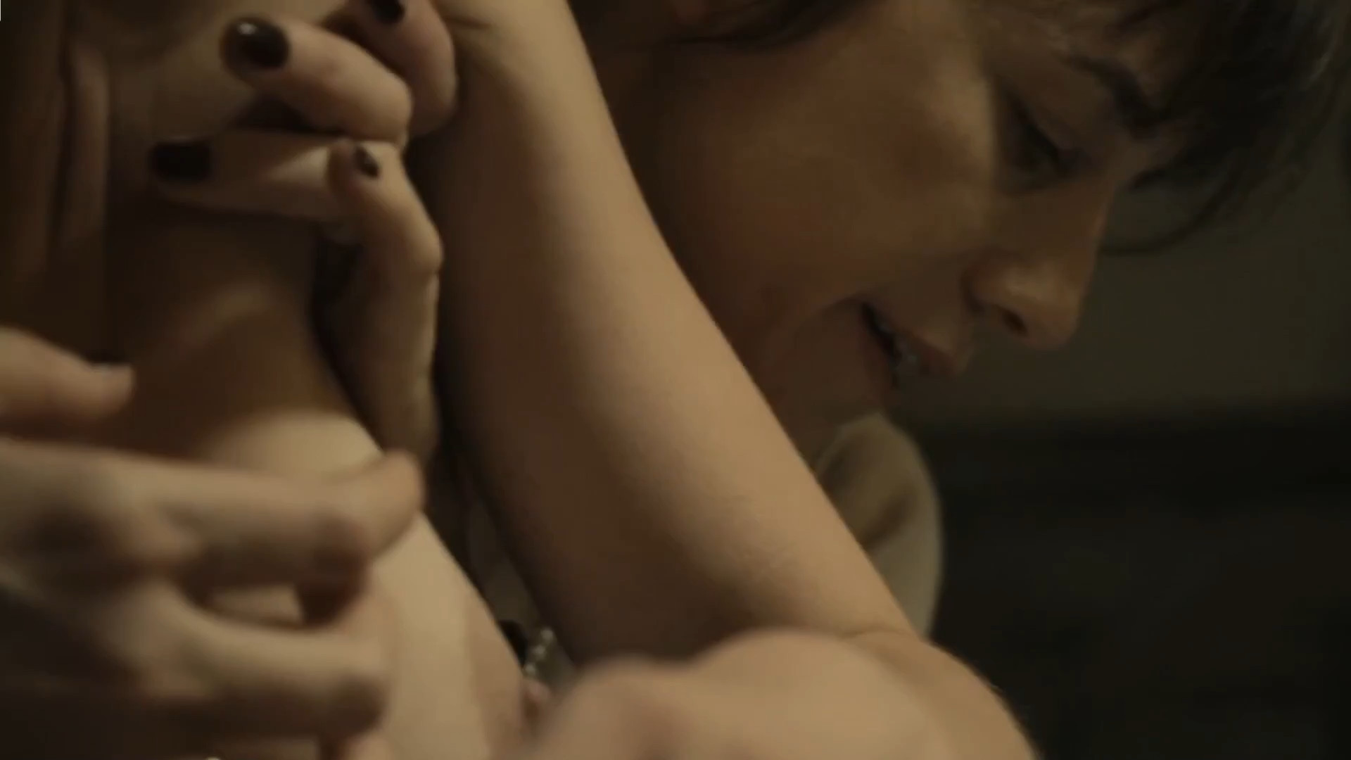 Kirsten Dunst hands