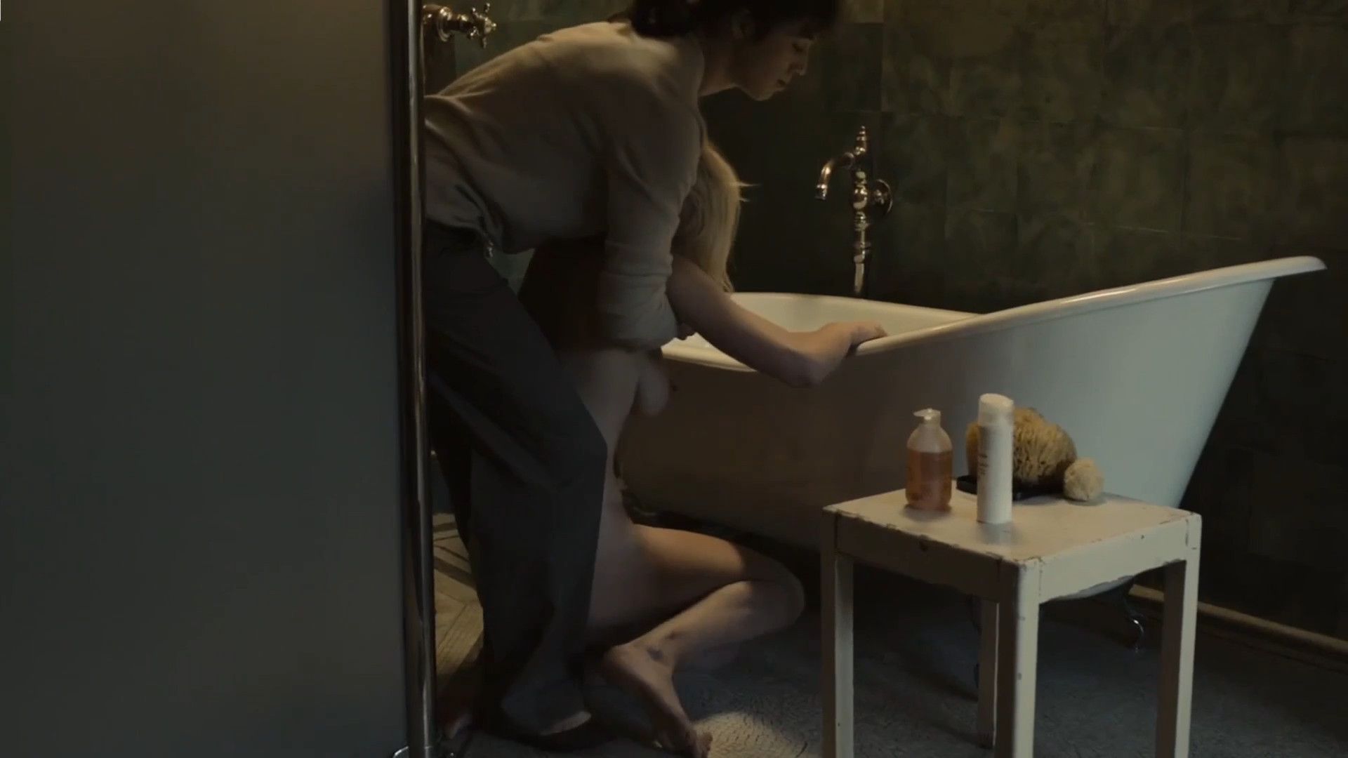 Kirsten Dunst hands