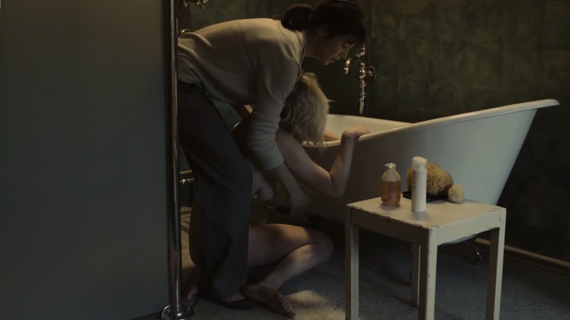 Kirsten Dunst hands