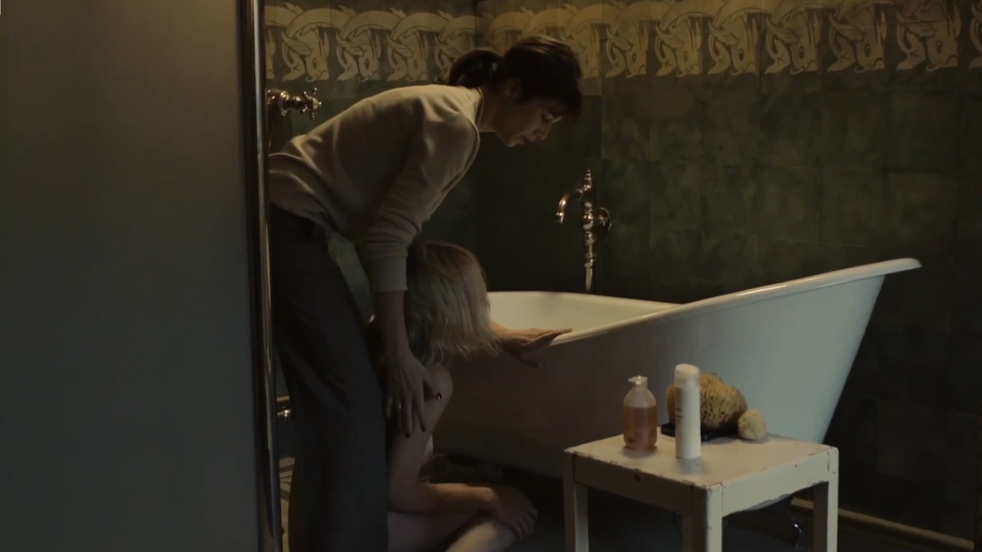 Kirsten Dunst hands