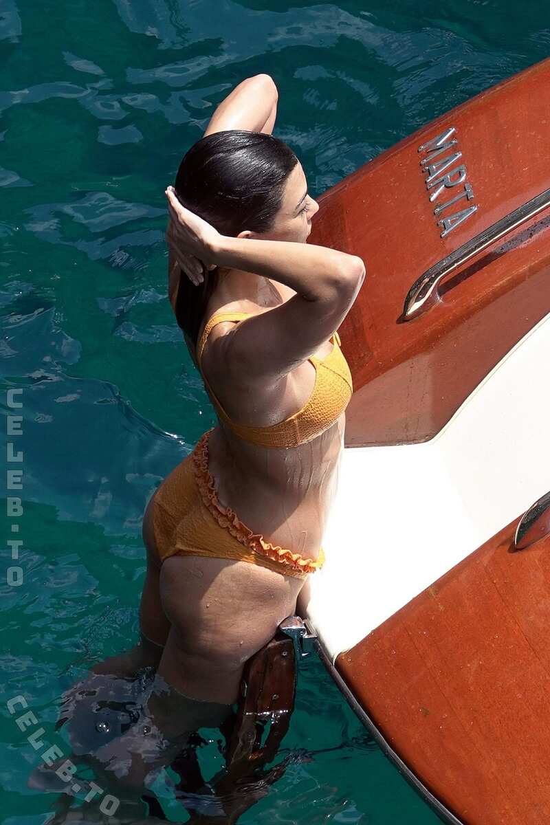 Kourtney Kardashian legs