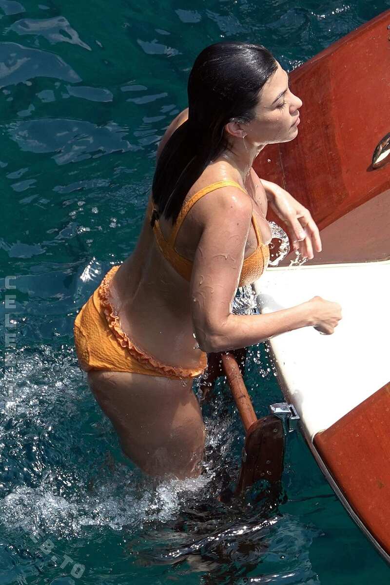Kourtney Kardashian legs