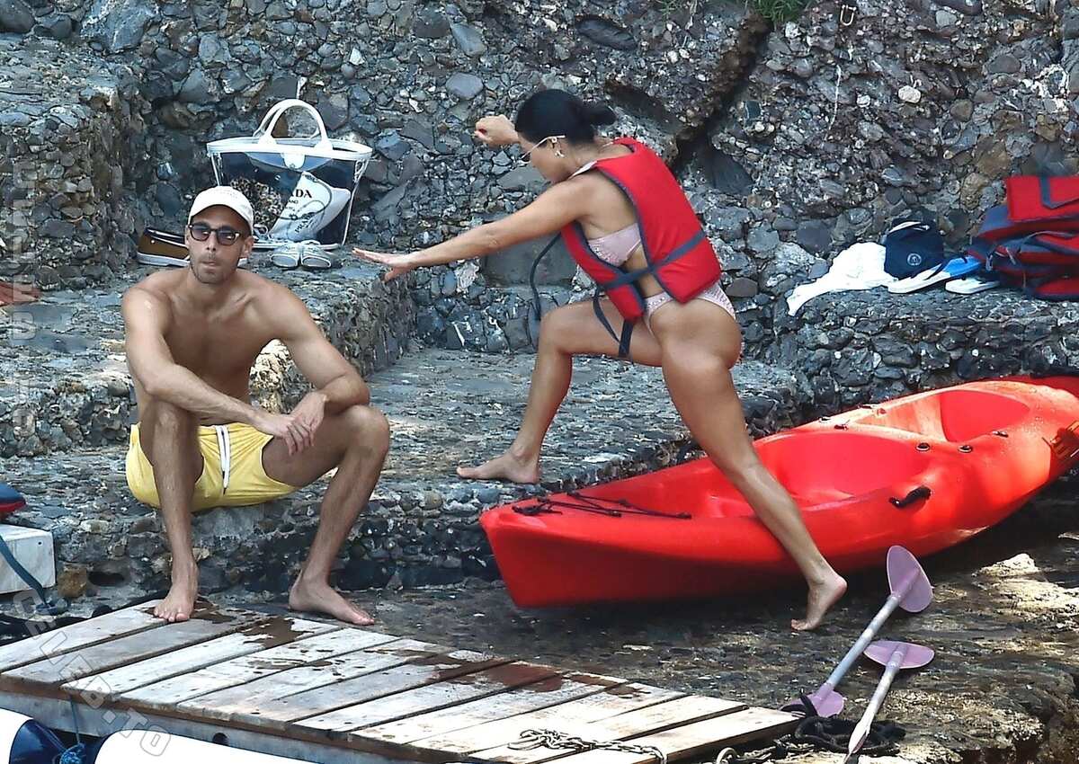 Kourtney Kardashian hands