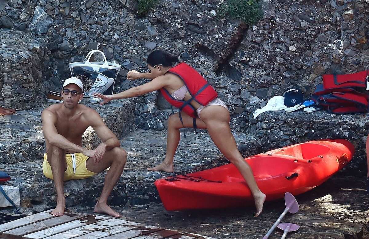 Kourtney Kardashian hands
