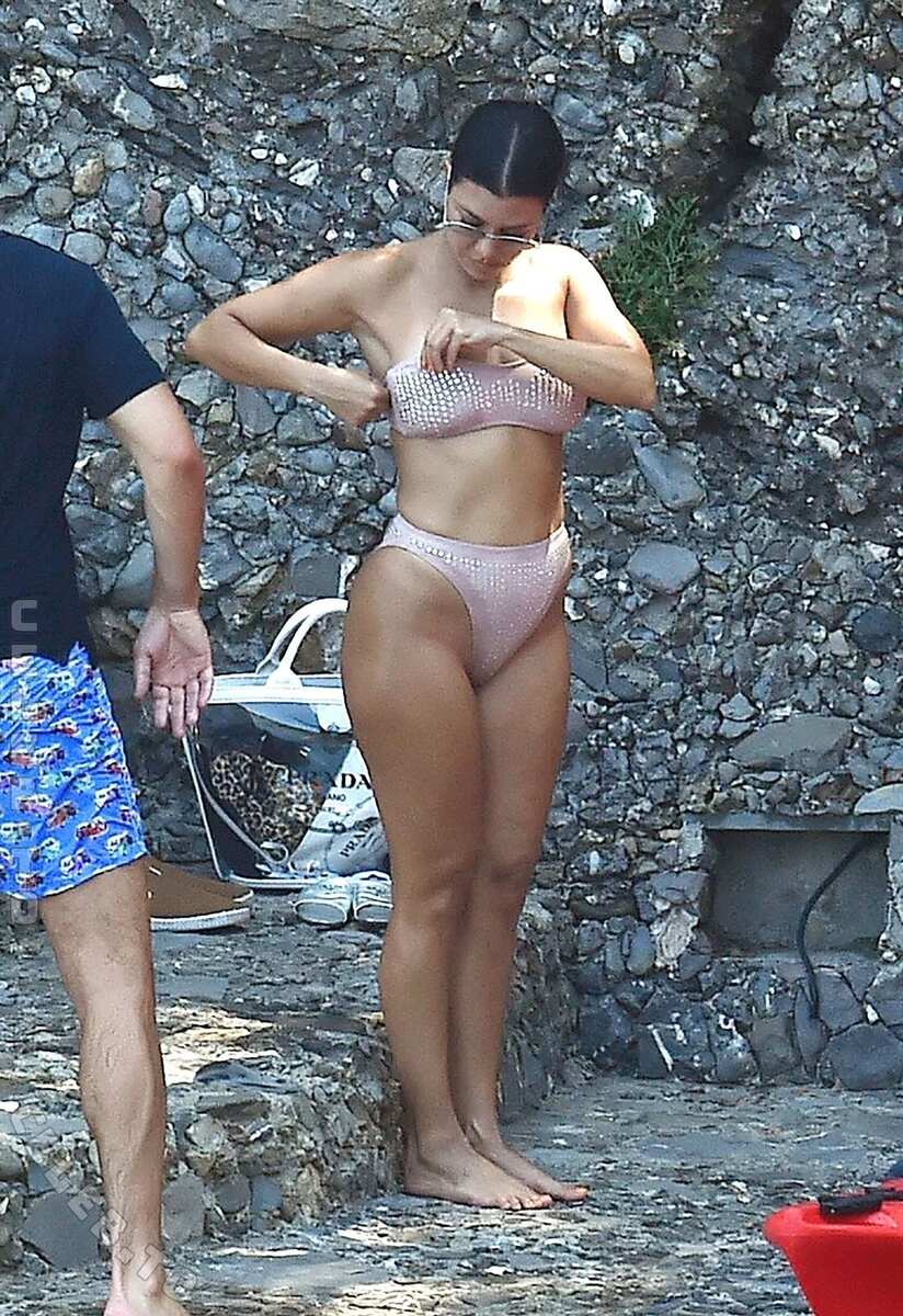 Kourtney Kardashian hands