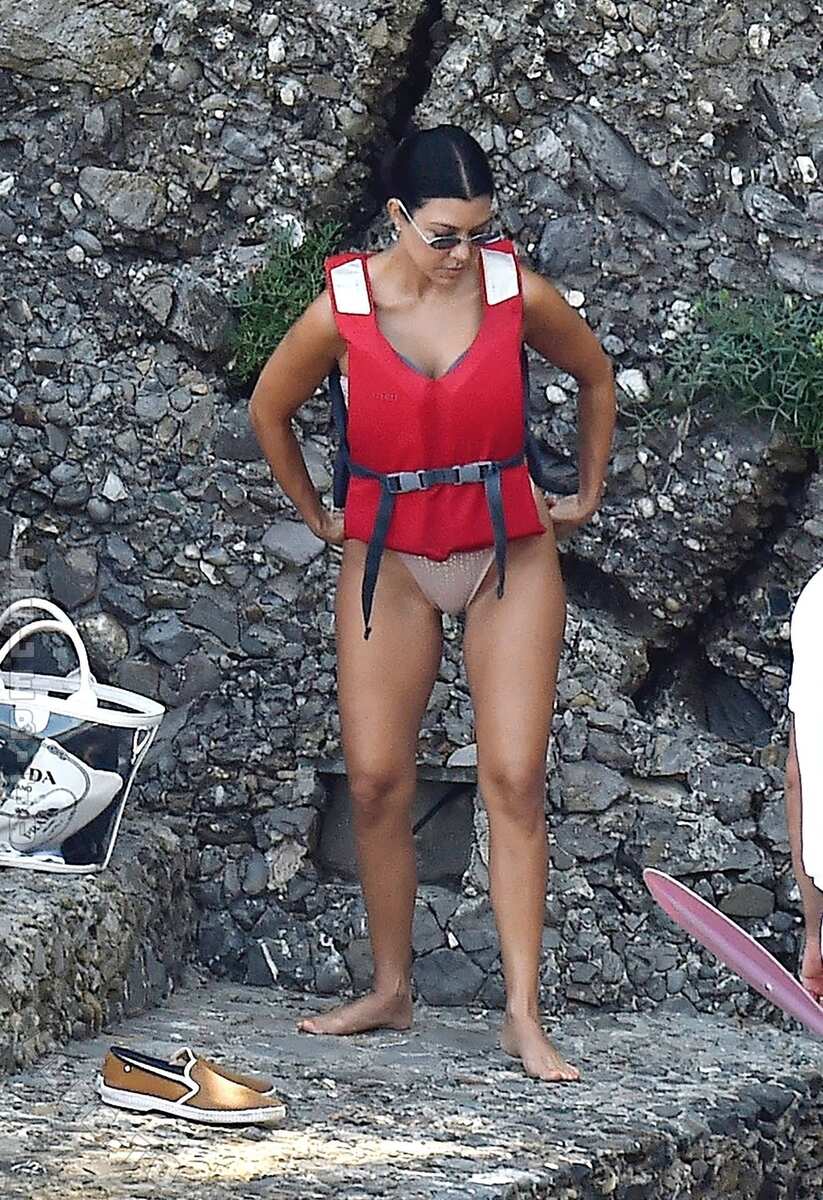 Kourtney Kardashian hands