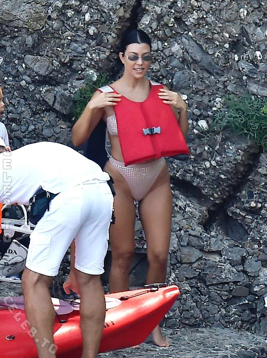 Kourtney Kardashian hands