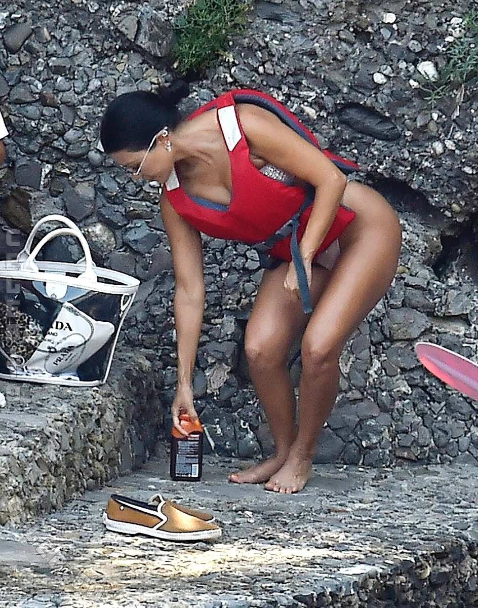 Kourtney Kardashian hands