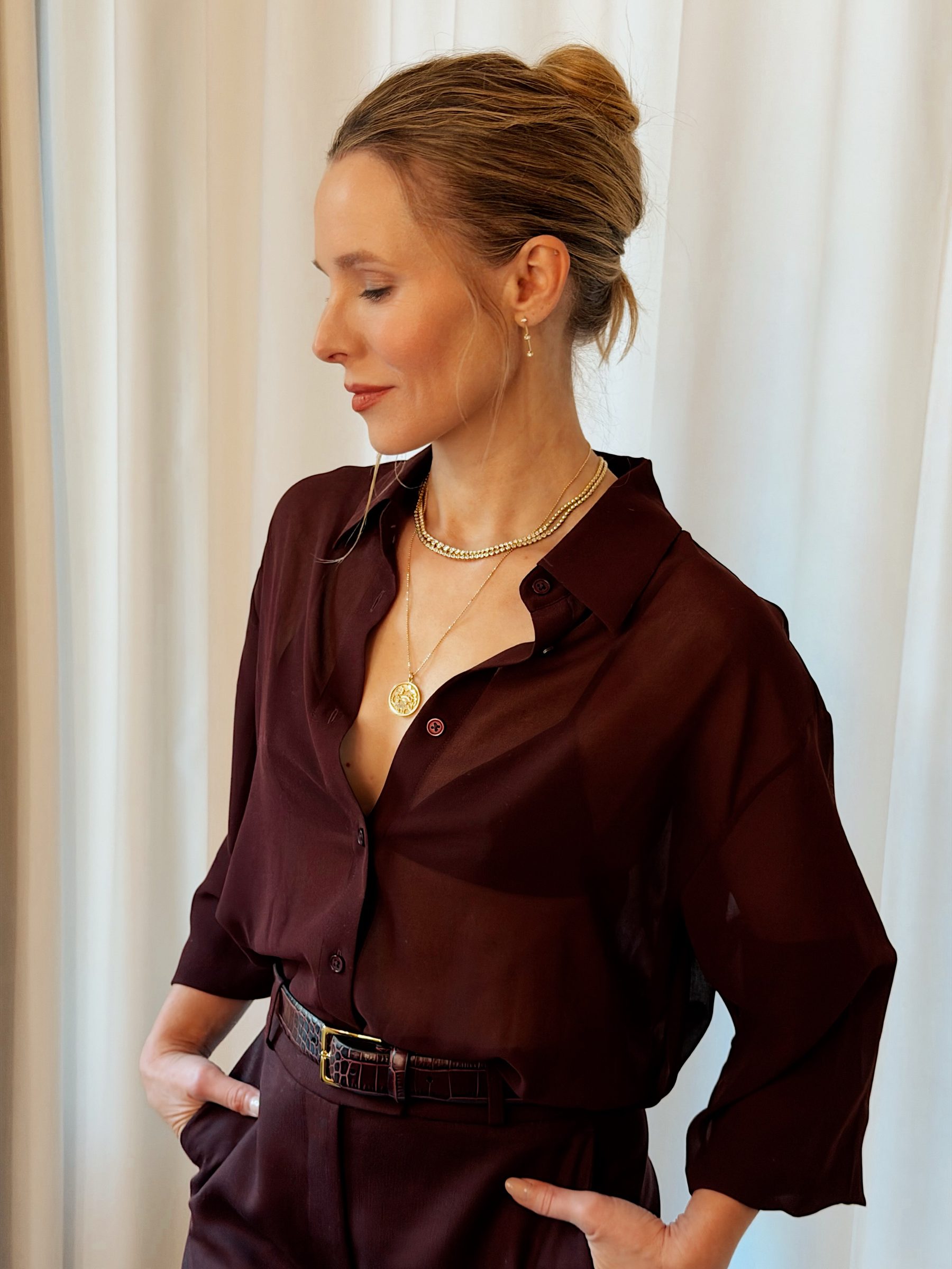 Kristen Bell hands