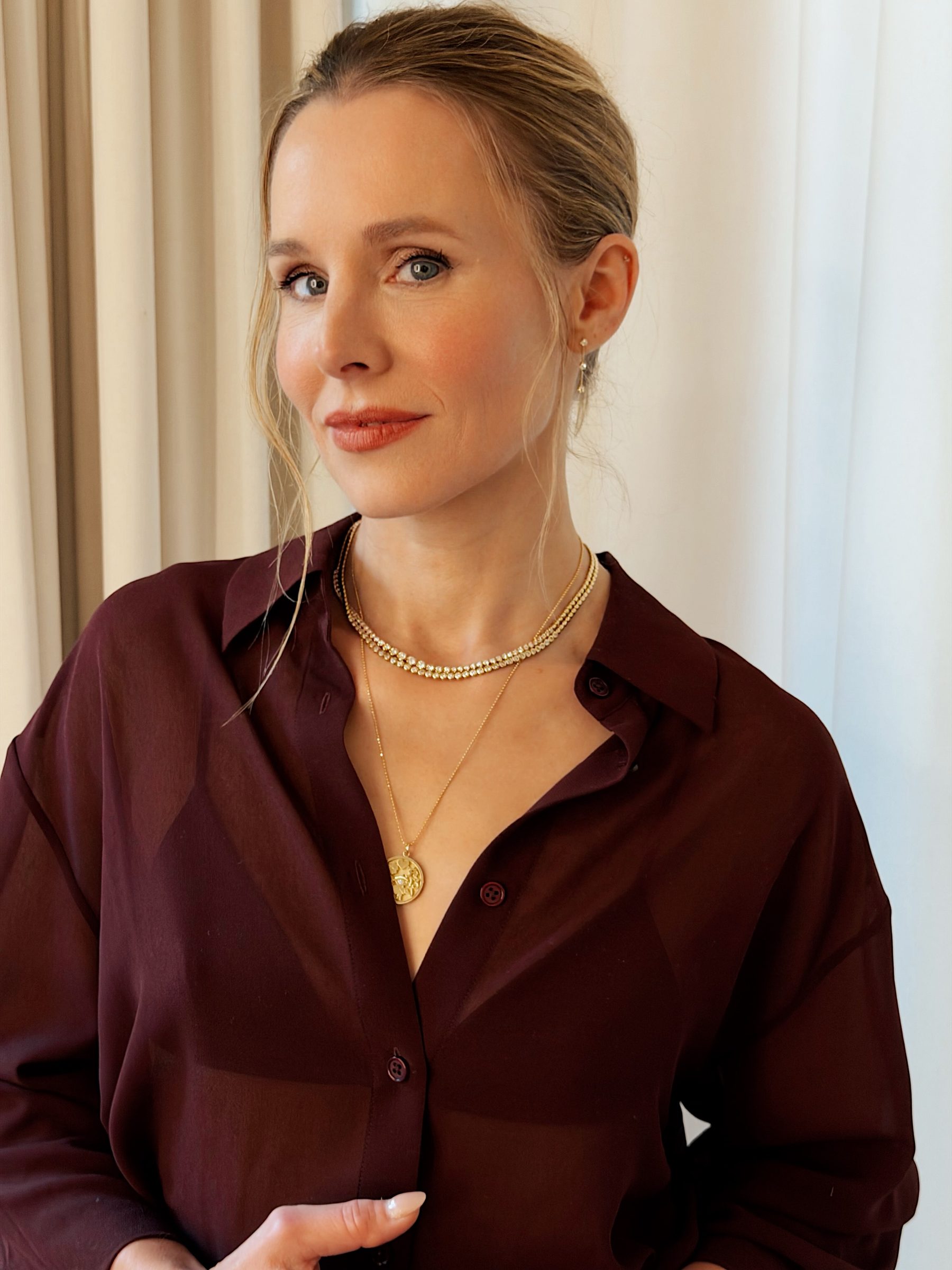 Kristen Bell hands