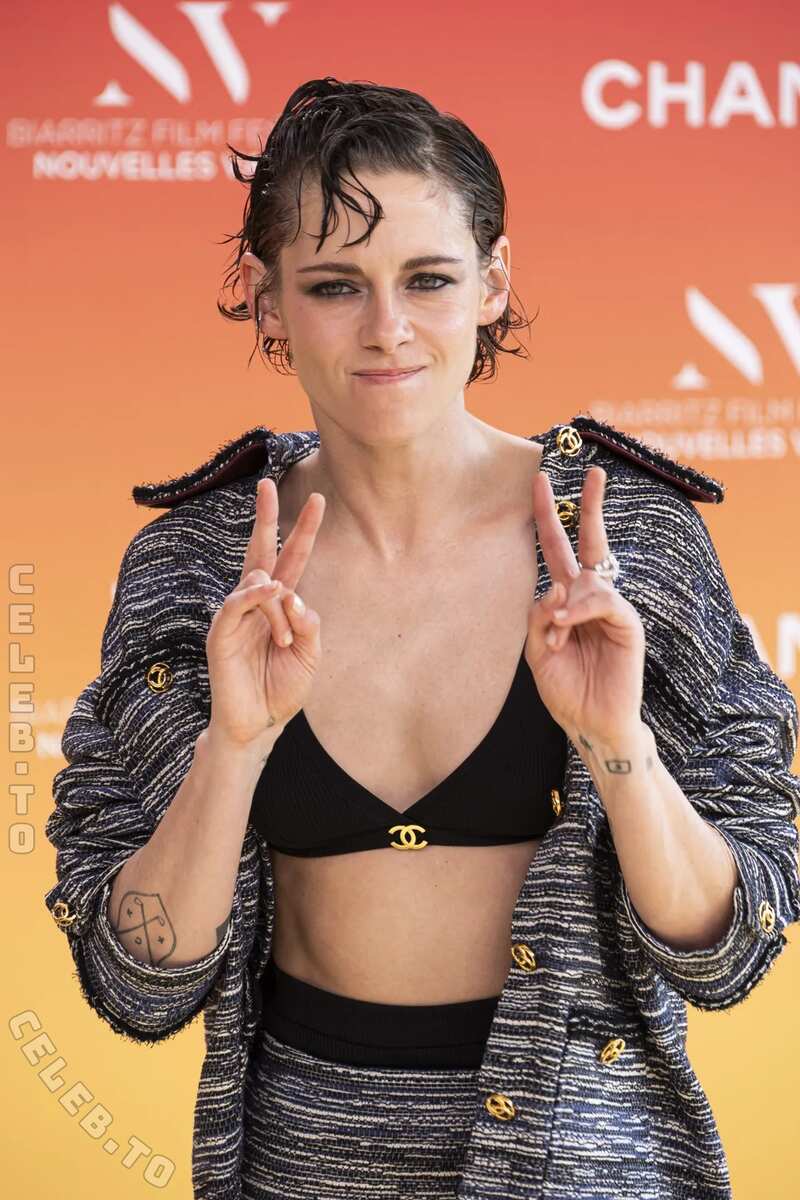Kristen Stewart hands