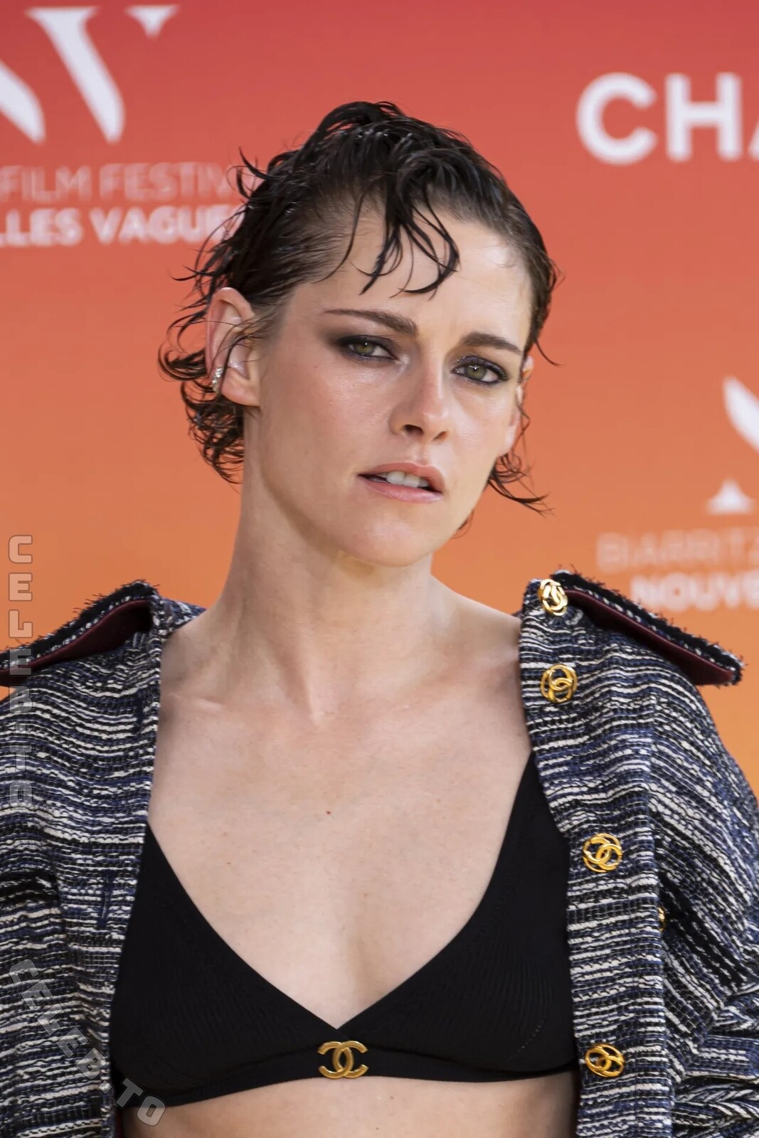 Kristen Stewart hands