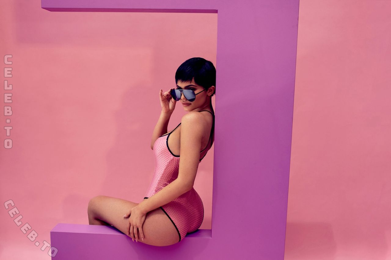 Kylie Jenner legs