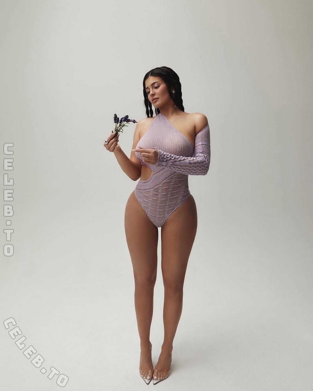 Kylie Jenner nude leaked photos