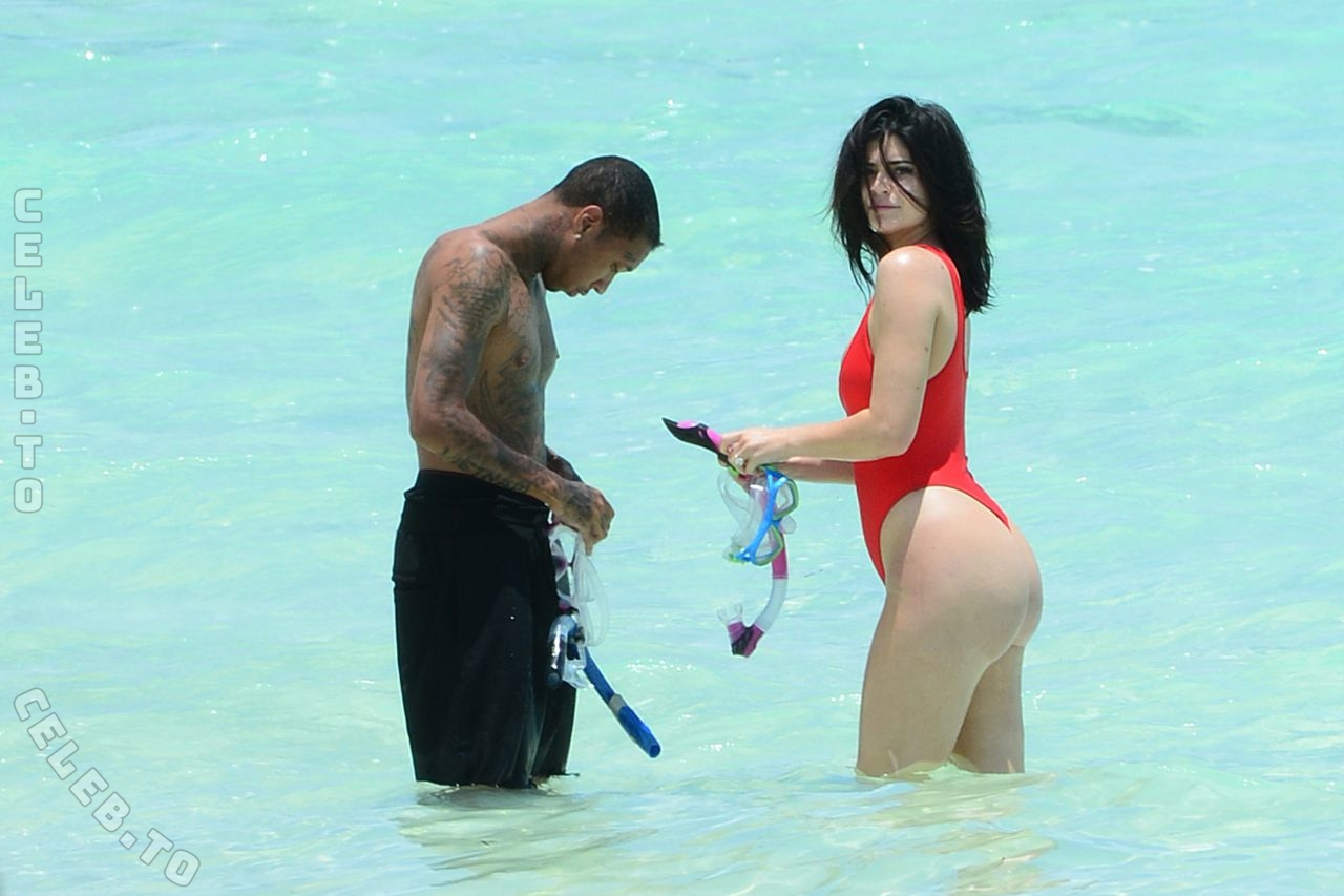 Kylie Jenner nude leaked photos