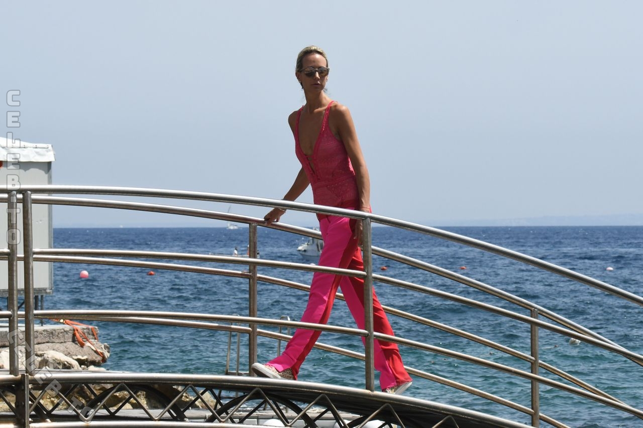 Lady Victoria Hervey hands