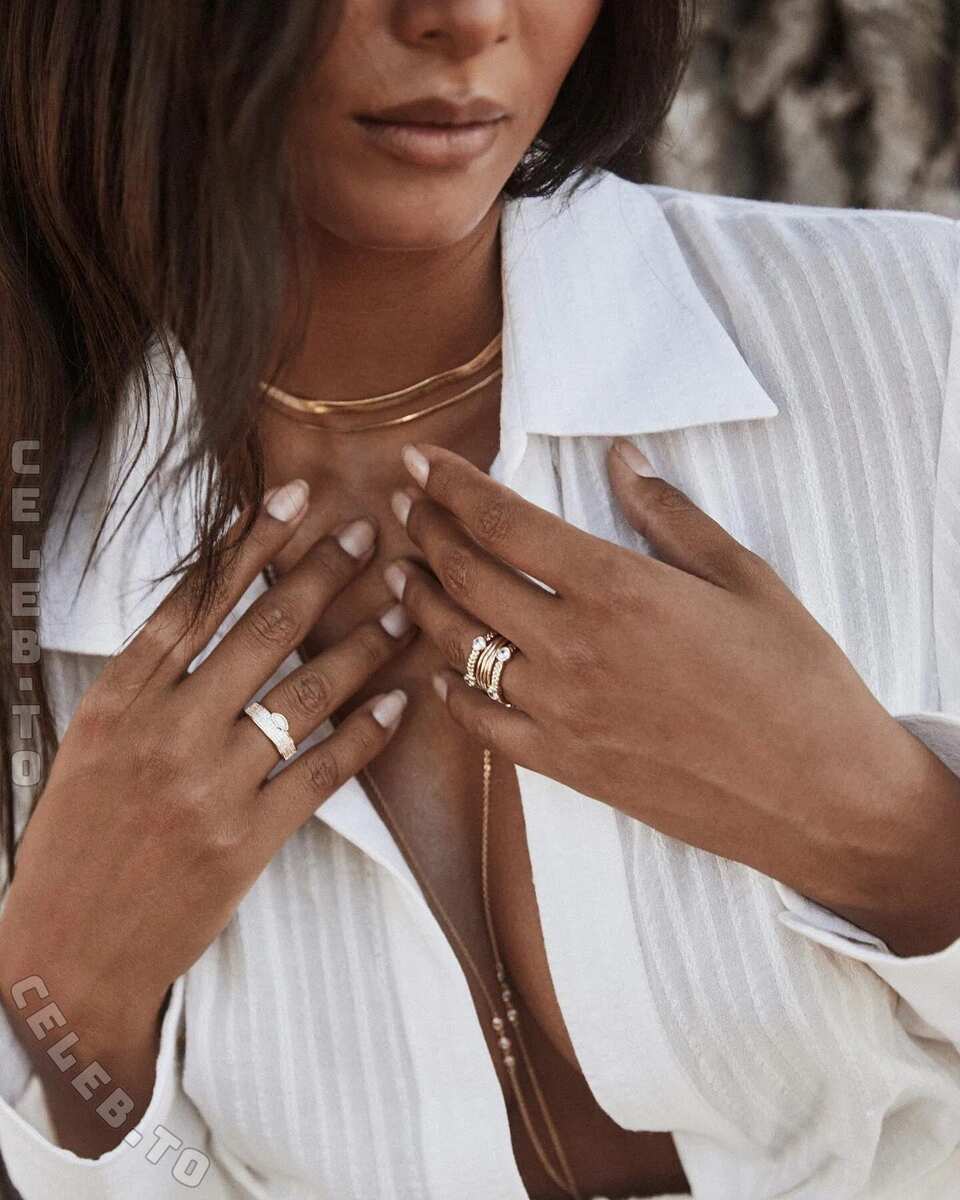 Lais Ribeiro hands