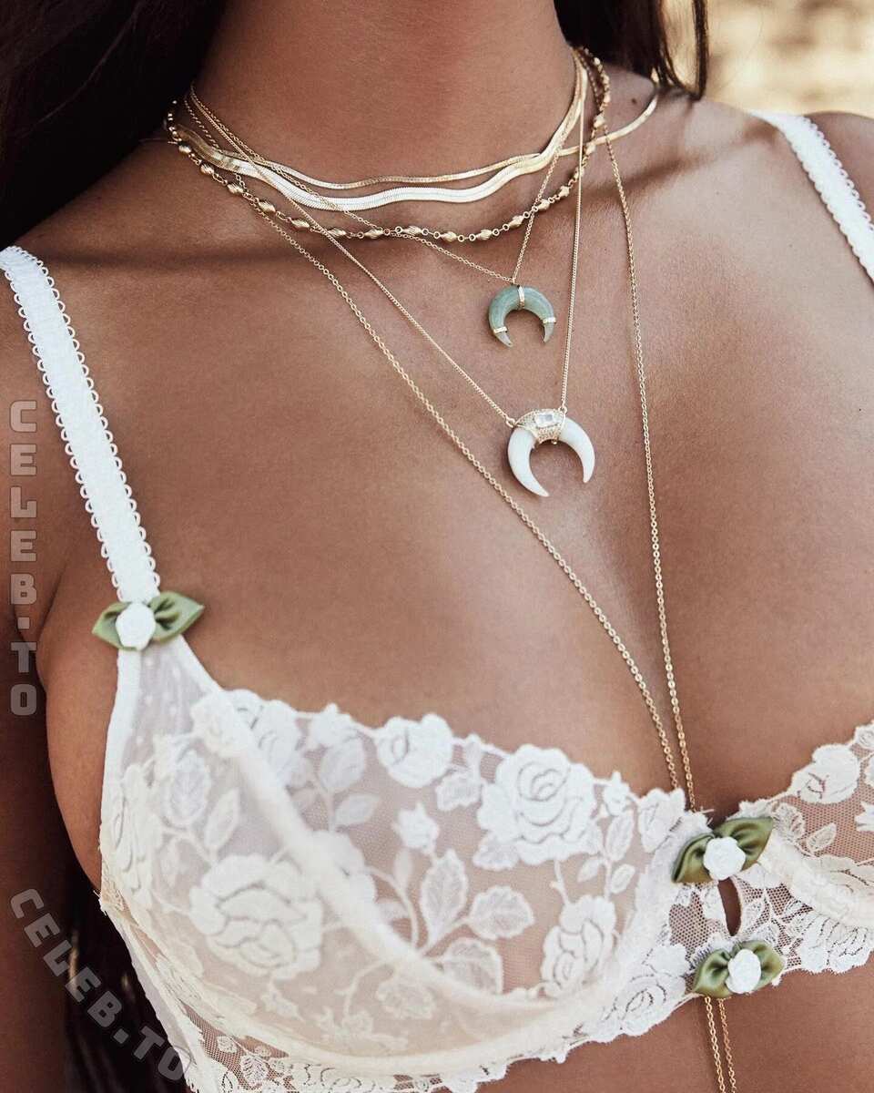 Lais Ribeiro hands