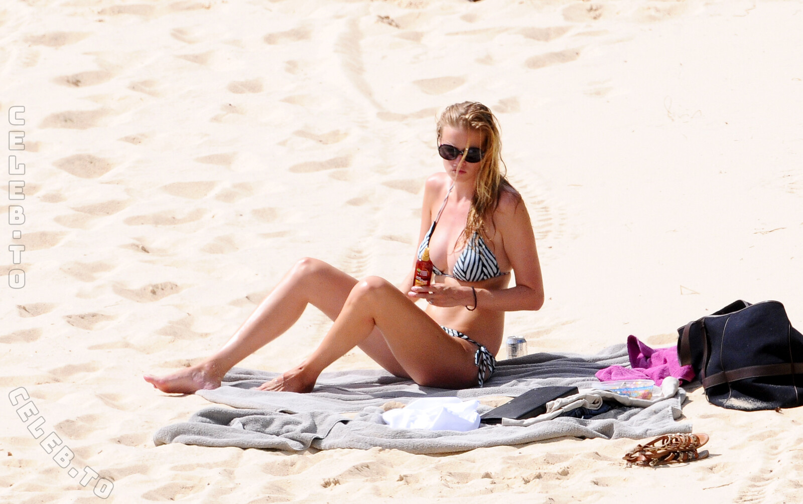 Lara Stone butts
